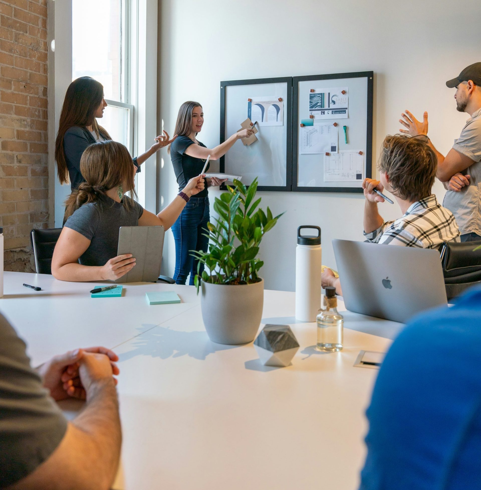 un groupe de personnes assises autour d'une table blanche