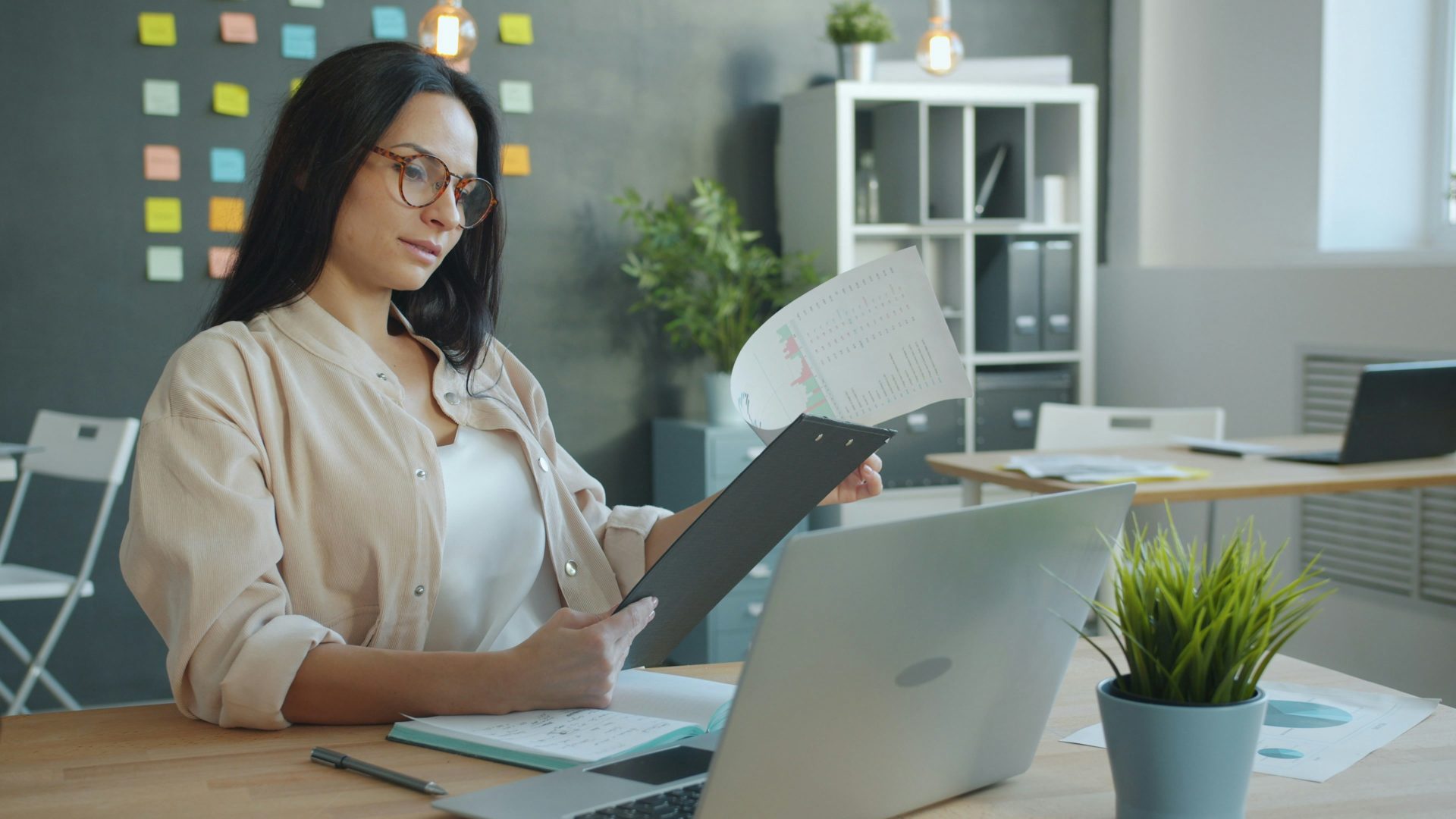 Femme travaillant avec des documents à un bureau